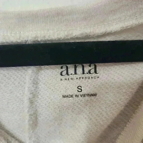 A.N.A cream ruffle sleeve blouse size small - Picture 3 of 4